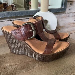Leather Born Buckle Wedge Sandal